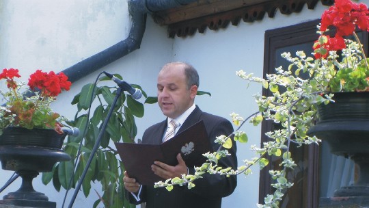 " Śladami wielkich Polaków Jana Pawła II i Fryderyka Chopina, cz.1, Rozpoczęcie Festiwalu- koncert inauguracyjny, Drozdowo- Muzeum Przyrody- salon/taras , 6 lipca 2008, na fot. Starosta Łomżyński-Krzysztof Kozicki