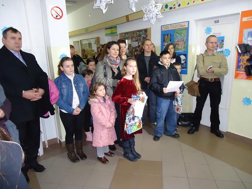 Wręczanie nagród laureatom konkursu plastycznego na kartkę bożonarodzeniową.