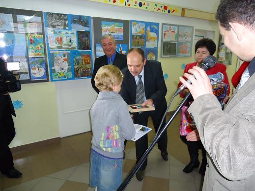 Wręczanie nagród laureatom konkursu plastycznego na kartkę bożonarodzeniową. Nagrodę wręcza Wójt Gminy Łomża - Jacek Albin Nowakowski, Wójt Gminy Zbójna - Zenon Białobrzeski i Maria Mrozek - radna powiatu łomżyńskiego