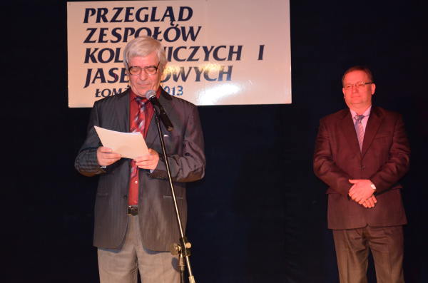 Przewodniczący jury: Józef Zyśk podczas ogłaszania wyników (po lewej) i Wicestarosta łomżyński Adam Krzysztof Sowa (po prawej)