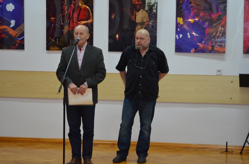 Wernisaż wystawy fotografii Wojtka Biegańskiego, 24. 03. 2015 r.. Na zdjęciu: ppłk. Ryszard Matuszewski i autor wystawy - Wojtek Biegański